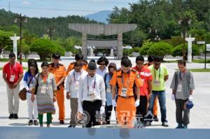 광주U대회 네팔선수단, 5·18묘지 참배