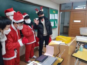 청주중 교실에 나타난 산타. 선생님들의 깜짝 변신