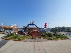 여수시, 2026여수세계섬박람회 붐 조성 ‘꽃탑 조형물’ 설치