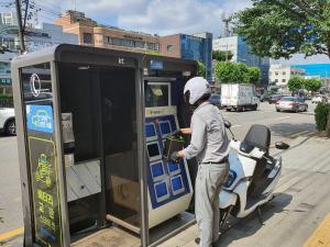 서울시, 오래된 공중전화부스를 전기오토바이 충전소로…25년까지 1,000개소 설치 2022-06-20 16:55