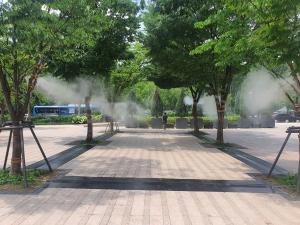 서울시, 폭염 속 청량감...서울광장에 쿨링포그 가동