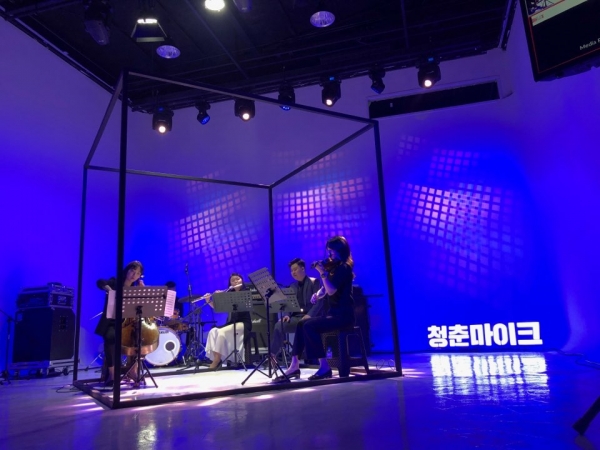 광주광역시 평동에 위치한 호리존 스튜디오에서 2020 청춘마이크 공연을 펼치고 있다.