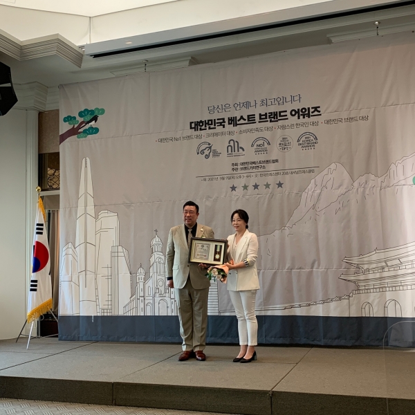 [사진출처=(주)성환예가비] 성환예가비 김소윤 대표(오른쪽)는 베스트 브랜드 협회에서 주관하는’대한민국 브랜드 대상‘을 수상했다.