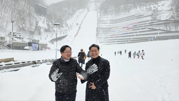 이장우 대전시장과 이승찬 대전체육회 회장, 삿포로 오쿠라야마 스키 점프을 방문