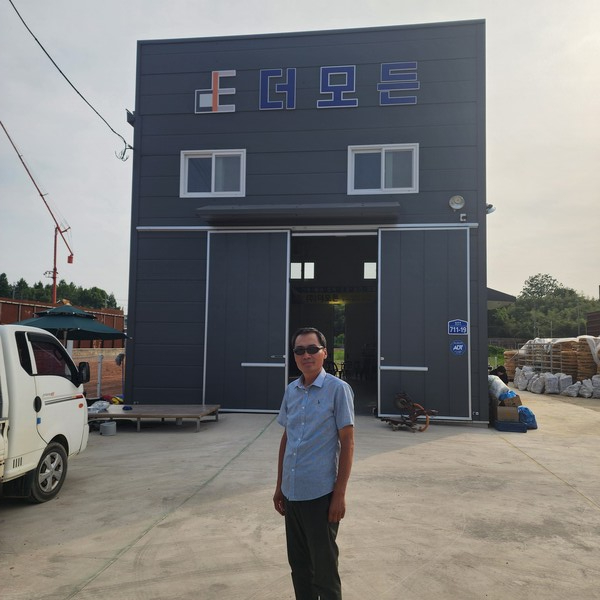 [사진=전남도립대 웰니스6차산업학과 학회장으로 활동하며 주식회사 모든 김철희대표가 회사 앞에서 기념촬영을 하는 모습이다]