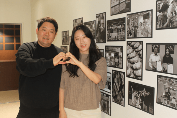 이지은 육거리소문난만두 대표(왼쪽)·김영준 CELEBFOOD 대표 부부가 50년 역사의 육거리소문난만두집을 이어받아 ‘찾아가는 K-만두’로 성장시키고 있다. /공뉴스