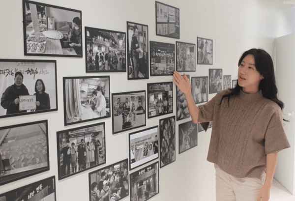 이지은 청주 육거리소문난만두 대표가 회사 사옥에 마련된 전시실에서 백년가게인 육거리소문난만두 50년 역사에 관해 설명하고 있다. /공뉴스 