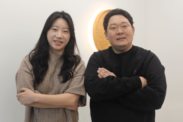 이지은·김영준 대표가 회사 사옥에 마련된 전시실에서 만두 찜기를 배경으로 포즈를 취하고 있다. /공뉴스