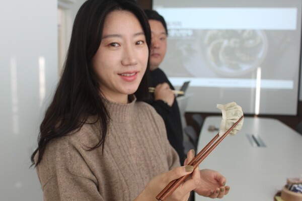 이지은 대표기 새로 개발한 만두를 시식에 앞서 보여주고 있다. /공뉴스