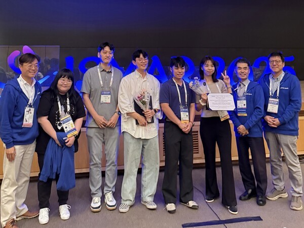 오른쪽부터 대회관계자, 김강수 교수, 강서영 박사과정생, 김두영 박사, 대회 관계자. /kAIST