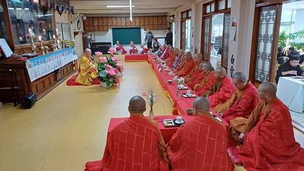 백련사 대중방에서 중국 하저우시불교협회 대표단을 맞이해 불교문화 교류의 뜻깊은 자리를 가졌다./태고종