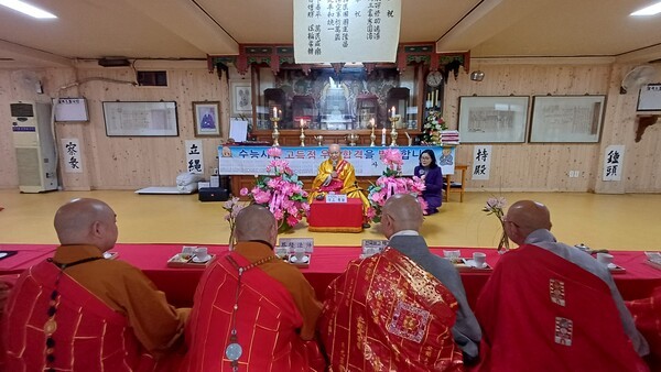 백련사 대중방에서 중국 하저우시불교협회 대표단을 맞이해 불교문화 교류의 뜻깊은 자리를 가졌다./태고종
