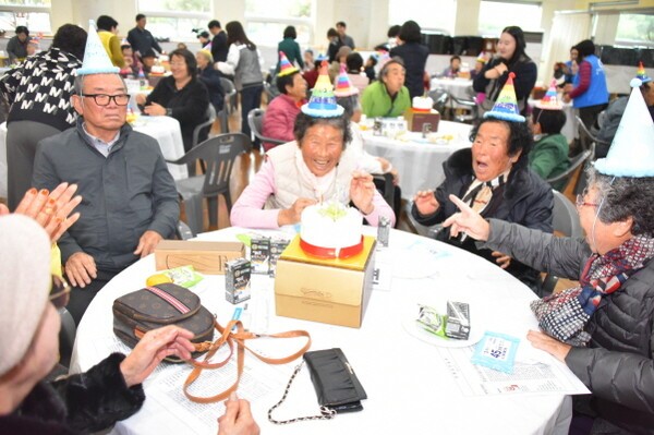 ‘제14회 진안군 어르신 생신잔치’./탑사