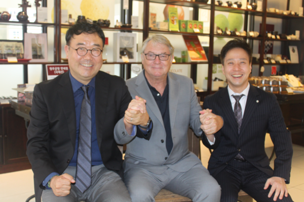 이종태 청주 본정 대표(왼쪽), 미국 뉴욕주 변호사 장준환 갤러리 장(Gallery Chang) 대표(오른쪽), 세계적 작가 셰인 구포그(Shane Guffogg)가 지난 9월 청주 본정에서 ‘충북형 글로벌 허브 전략’ 제안과 관련해 좌담회를 가진 뒤 기념촬영을 했다. /공뉴스