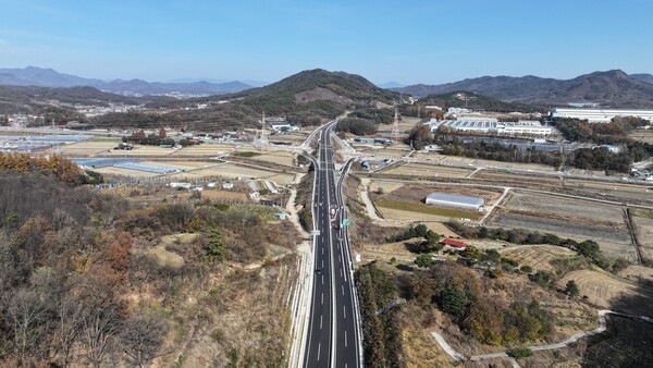 18일 충청내륙고속화도로(청주~충주) 새 구간 소이면~신촌IC 10.7㎞ 구간이 개통됐다./충청북도