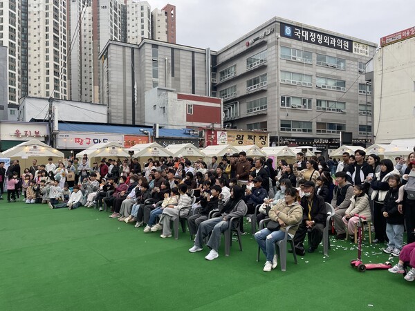 공연을 관람하고 있는 시민들. /충북문화재단