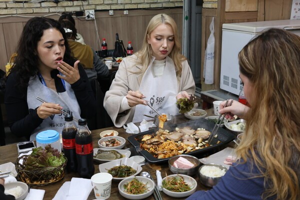 삼겹살 먹는 외국인들. /충북문화재단