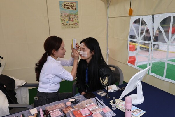 얼굴화장하는 외국인. /충북문화재단