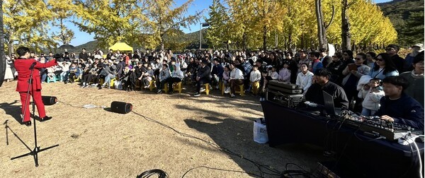 구석구석 문화배달 괴산 10월 문멍피크닉 공연 사진. / 충북문화재단