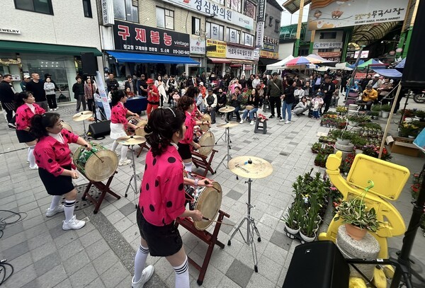 우리동네 문화장날 음성 무극시장 10월 공연 사진. / 충북문화재단