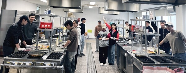 유원대학교 충북 RISE 평생교육팀은 지난 19일 ‘K-푸드 김밥·떡볶이 만들기 및 전통놀이 윷놀이 체험 프로그램’을 진행했다. / 유원대학교