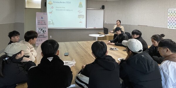 유원대학교 충북 RISE 평생교육팀은 지난 19일 ‘베트남 정착멘토 문화적응 특강’을 열었다. / 유원대학교