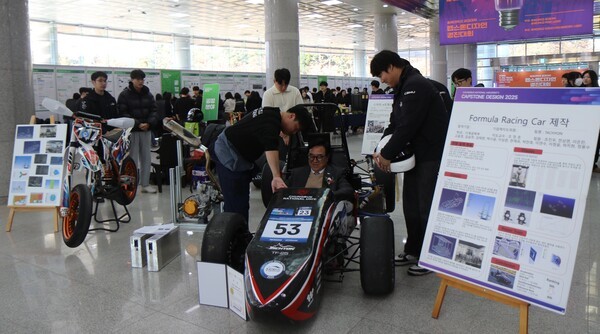 충북대학교 공과대학이 20일 개신문화관 1층에서 ‘2025년도 공과대학 캡스톤디자인 경진대회’를 개최했다. / 충북대학교