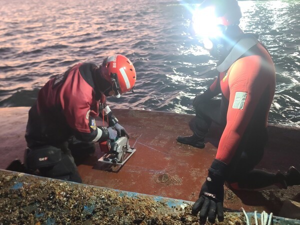 보령해경이 선체 내 생존신호를 확인하고 잠수·절단 작업을 통해 승선원 4명을 모두 구조했다. /보령해양경찰서