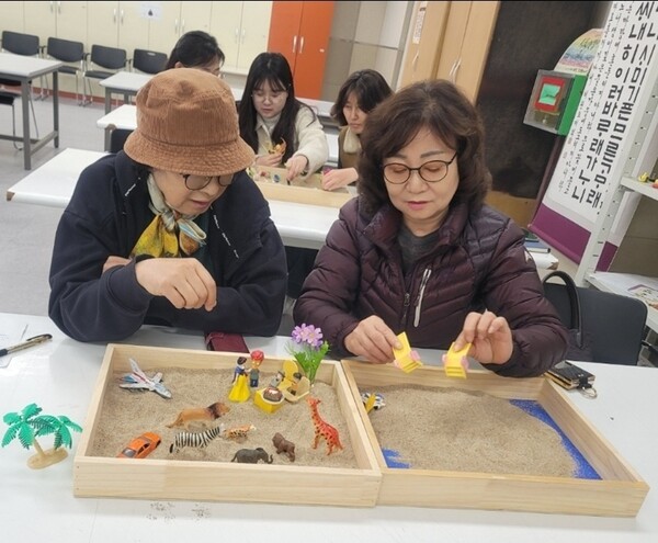 유원대학교는 충북 RISE 사업 ‘행복 플로리시(PER-MA) 프로그램’의 일환으로 지난 13·20일 노년층 정서 회복 지원을 위한 ‘모래놀이치료 심화교육’을 운영했다. / 유원대학교