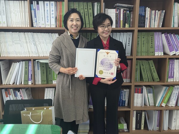 청주시의회 복지교육위원회 이화정 의원이 21일 충북지방경찰청장 감사패를 수상했다.