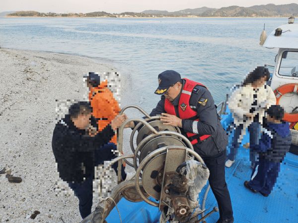 태안해경이 인근 선박 이용 고립자 3명 구조하고 있다. / 태안해양경찰서