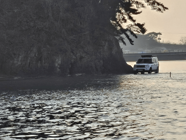 차량이 고립된 모습. /태안해양경찰서