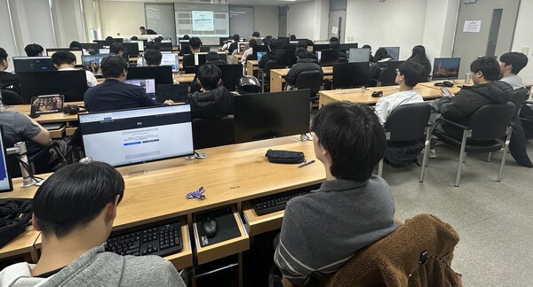 청주대 디지털보안학과 학생들이 연합 CTF에 관련한 설명을 듣고 있다. / 청주대학교