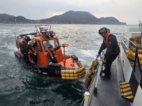 해경이 경비함정을 투입해 응급환자를 신속하게 육지로 이송하고 있다. /태안해양경찰서 