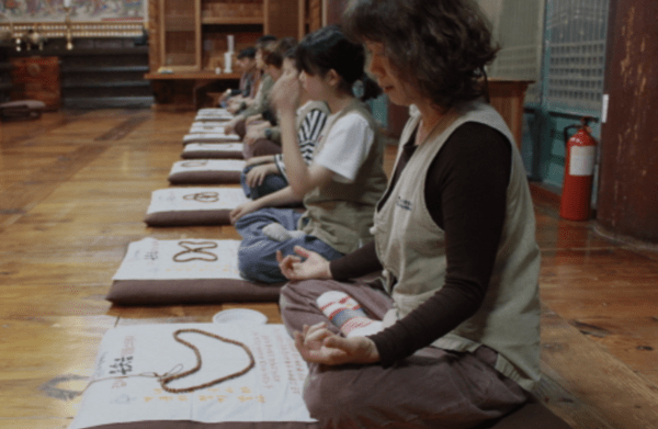 계룡산 갑사 템플스테이 프로그램에 참여한 여성들이 기도를 하고 있다. /계룡산 갑사 홈페이지 캡처
