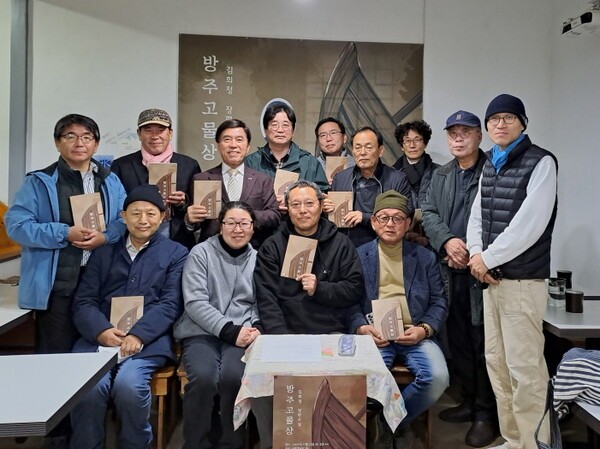 11월 22일 오후 4시 미룸갤러리에서 열린 출간 기념회에는 지역 문인·예술인 30여 명이 참석해 두 작가의 작품 세계를 함께 나누는 자리가 되었다./공뉴스