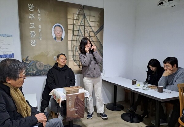 이미숙 대전작가회의 회장이 하모니카 연주를 하고 있다./공뉴스