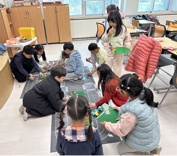 유원대학교는 지난 21일 영동군 부용초 1·2학년을 대상으로 ‘타임마을 건축소; 레고로 떠나는 마을 탐험’ 프로그램을 진행했다. / 유원대학교