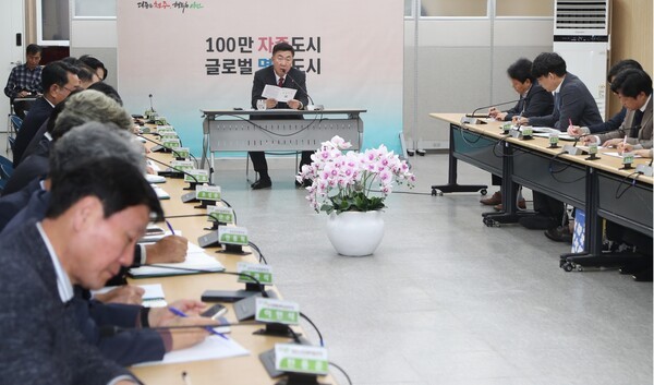 이범석 청주시장이 24일 12월 월간업무보고회에서 회의를 주재하고 있다. / 청주시