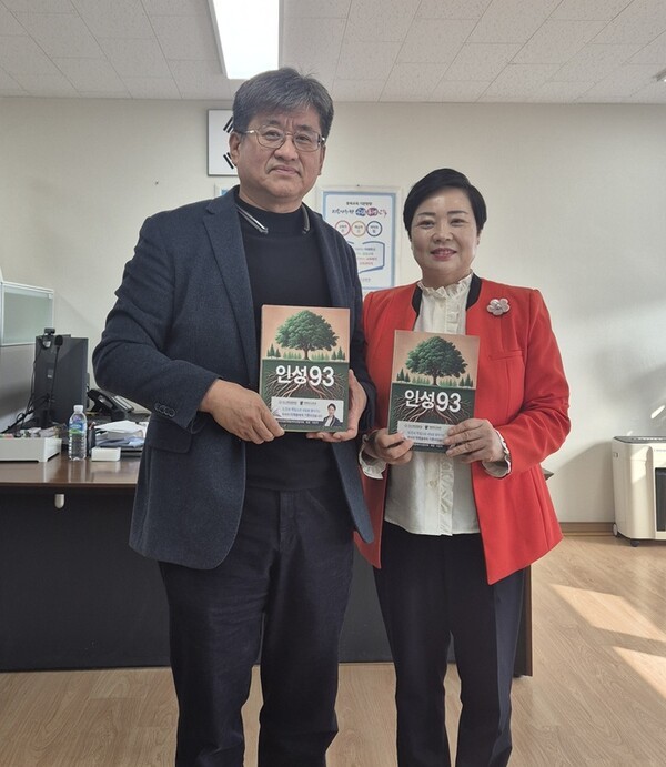 이유자 전 청주시의원이 모교인 미원중학교 강대훈 교장에게 도서 구입비로 200만원을 전달하고 있다. /미원중