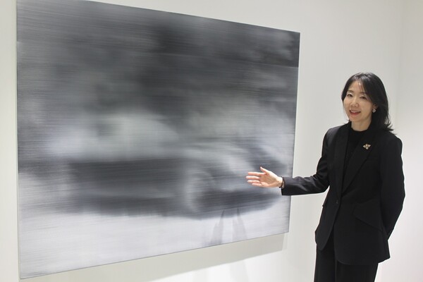 박정은 디렉터가 서울 강남구 삼성동 갤러리장 서울에서 미국 작가 앨리슨 밴 펠트의 개인전 ‘The Unified Field’ 작품에 관해 설명하고 있다. /갤러리장 서울