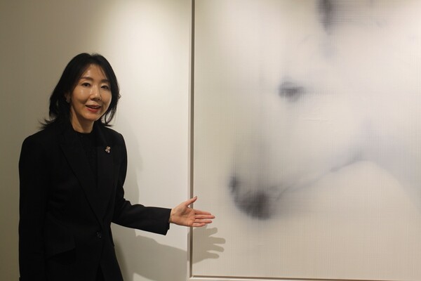  박정은 갤러리장 서울 디렉터가 앨리슨 밴 펠트의 작품인 ‘블러(blur) 회화’에 관해 설명하고 있다. /갤러리장 서울