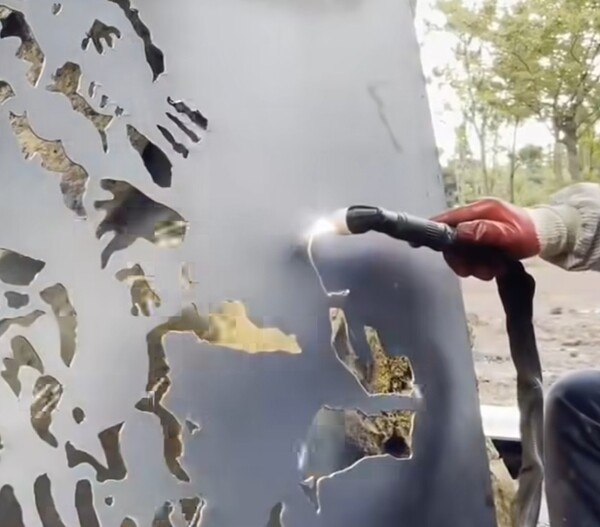 강우현 작가가 용접 불꽃을 붓 삼아 철판 위에 그림을 새겨 넣는 독창적 기법으로 작품을 완성하고 있다. /강우현 페이스북 캡처