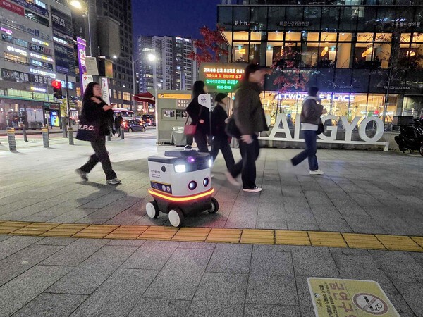 판교역을 야간 순찰 중인 스마트 순찰로봇 모습. /성남시
