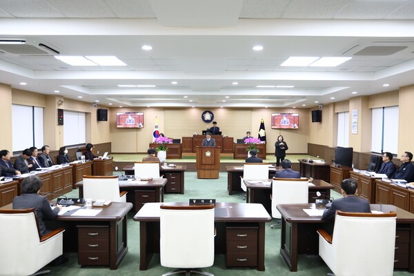 김돈곤 청양군수가 25일 군의회 본회장에서 시정연설을 하고 있다. /청양군