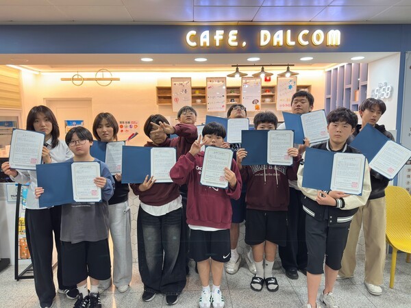 ‘마스터 챌린지’ 프로그램을 수료한 청양군 방과후아카데미 참가 청소년들이 수료증을 들고 기념촬영을 하고 있다. /청양군