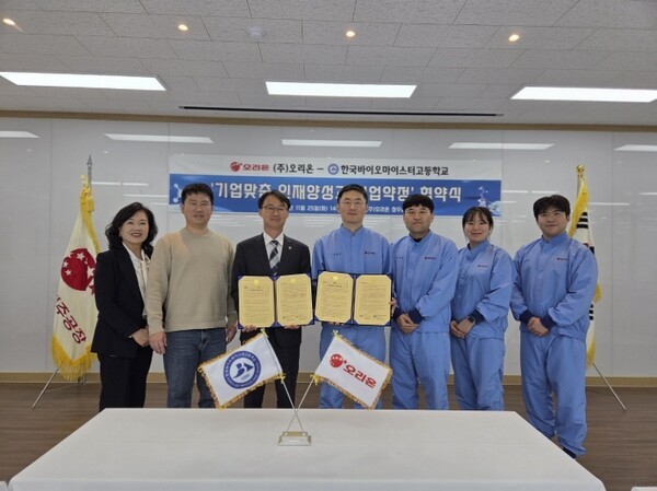 왼쪽부터 한국바이오마이스터고 김영숙 취업지원관, 이웅 교사, 한석일 교장, ㈜오리온 청주공장장 정충우, 업무파트장 봉석봉, 사원 송수현, 사원 김현진. /충북도교육청