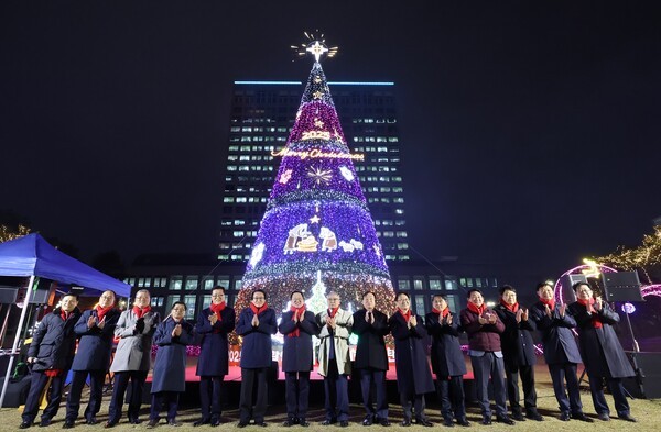 대전시는 25일 대전시청 남문광장에서 성탄트리 점등식을 가졌다. 이장우 대전시장 등이 박수를 치고 있다. /대전시  