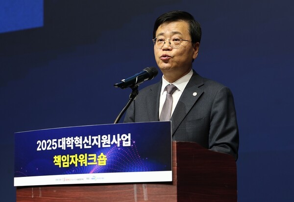 이주열 대학혁신사업총괄협의회장이 26일 대전에서 열린 대학혁신지원사업 책임자워크숍에서 환영사를 하고 있다. /공뉴스