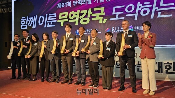 충북 기업, '무역의 날' 68개 수출의 탑... 서한이노빌리티㈜의 3억불탑... - 뉴스 썸네일 이미지